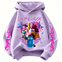 Sweat à capuche enfant lavande avec capuche enfant chasseuses fantastiques et motif chat bleu et texte rose huntrx