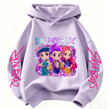 Sweat à capuche enfant lavande avec motif chasseuses fantastiques et lettrage graffiti rose sur les manches