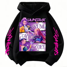 Sweat à capuche enfant noir avec un graphisme violet vif de rumi mira et zoey chasseuses fantastiques
