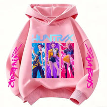 Sweat à capuche enfant rose avec graphisme vibrant de chasseuses fantastiques et lettrage rose aux manches