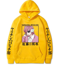 Sweat à capuche yarichin bitch club jaune avec personnage anime cheveux roses et texte noir vertical sur les manches
