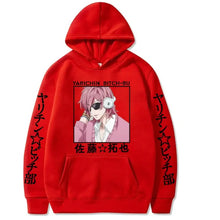Sweat à capuche yarichin bitch club rouge avec personnage anime rose lunettes et texte noir vertical sur manches