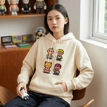 Sweatshirt à capuche crème avec capuche earthbound et personnages en pixel art style jeu vidéo rétro