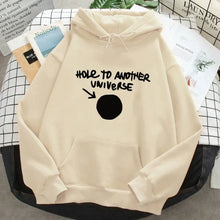 Sweatshirt à capuche beige life is strange avec graphique noir hole to another universe et grand cercle noir en dessous