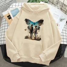 Sweatshirt à capuche beige life is strange avec un graphisme détaillé de deux figures ailées papillon bleu et noir