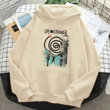 Sweatshirt à capuche beige life is strange avec impression graphique de deux figures tenant un papillon et un phare spirale
