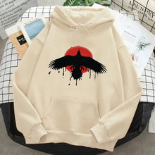 Sweatshirt à capuche life is strange crème avec silhouette noire de corbeau et effet encre sur fond rouge circulaire