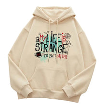 Sweatshirt à capuche cream coloré avec un graphique life is strange et des éclaboussures de bleu et rouge