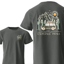 T-shirt coton explore more gris foncé avec graphique vintage voiture sur la route désert au dos