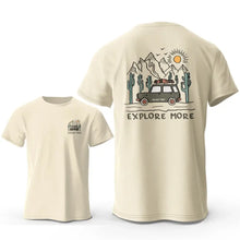 Vue arrière d un t-shirt coton explore more crème avec une illustration vintage d un van road trip et cactées