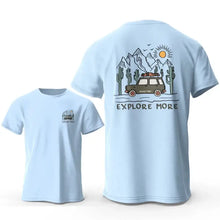 T-shirt coton explore more bleu clair avec un graphisme vintage voiture au dos sur route désertique montagne et cactus