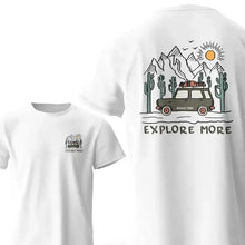 T-shirt 100% coton explore more blanc avec graphique vintage de voiture olive vert au dos entouré de cactus et montagnes