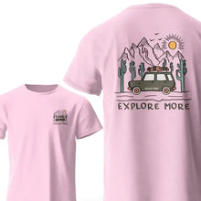 T-shirt coton explore more rose à manches courtes avec illustration d’une voiture vintage verte et design aventure au dos