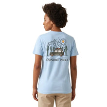T-shirt coton explore more bleu clair avec illustration colorée voiture vintage montagne et texte explore more