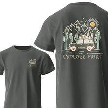 T-shirt coton explore more gris foncé manches courtes avec illustration vintage voiture sur la route désertique au dos