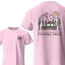T-shirt rose coton explore more manches courtes avec illustration voiture vintage verte et design aventure au dos