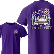 T-shirt coton explore more violet à manches courtes avec graphique arrière voiture verte vintage et texte explore more