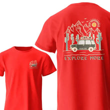 Vue arrière d un t-shirt rouge 100% coton explore more avec graphisme voiture vintage sur route désertique