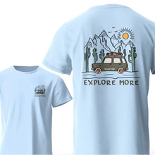 Vue arrière d un t-shirt bleu clair 100% coton explore more avec un graphisme voiture vintage route désert montagnes et cactus