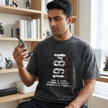 T-shirt coton gris foncé distressed avec design inspiré george orwell 1984 et citation en blanc et orange