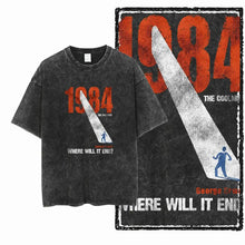T-shirt coton noir distressed design inspiré george orwell avec graphisme orange 1984 et silhouettes bleues où cela va-t-il finir