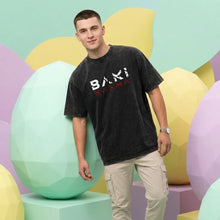 T-shirt coton anime baki noir avec graphisme baki et mama en lettres blanches et rouges style distressed