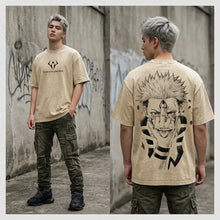 Beige t-shirt oversize anime ryomen sukuna avec un graphisme encre noire de gojo satoru au dos et logo minimaliste devant