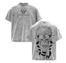 T-shirt gris en coton effet usé avec un personnage anime ryomen sukuna yeux rouges au dos et logo minimaliste front