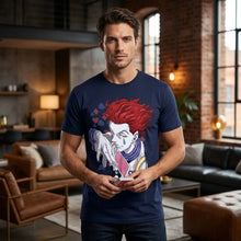 T-shirt hunter x hunter bleu marine avec graphique vif du personnage hiei aux cheveux rouges et cartes à jouer