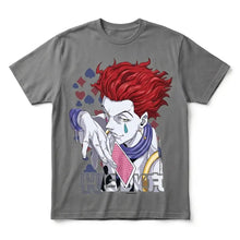 T-shirt hunter x hunter gris manches courtes avec illustration détaillée de slade cheveux rouges et motifs cartes rouge bleu