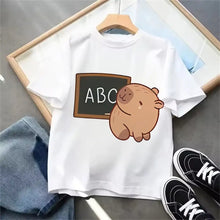 T-shirt blanc capybara avec illustration cartoon d un capybara tenant un tableau abc pour enfant et adulte