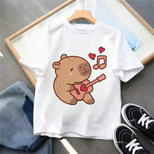 T-shirt blanc capybara en coton avec un dessin de capybara jouant de la guitare et des coeurs rouges sur le devant