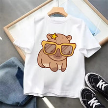T-shirt blanc capybara en coton avec un dessin de capybara cartoon portant des lunettes jaunes et une étoile sur la tête