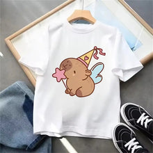 T-shirt blanc capybara en coton avec motif enfant dun capybara marron en fête avec ailes fairy bleu pâle