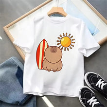 T-shirt blanc capybara en coton avec illustration cartoon d un capybara tenant une planche de surf orange sous un soleil jaune