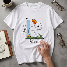 T-shirt blanc col rond manches courtes unisexe en coton avec illustration lapin illusion canard sur herbe