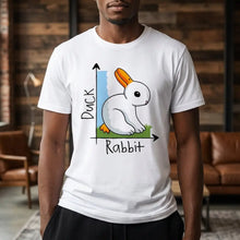 T-shirt blanc col rond manches courtes avec dessin illusion canard ou lapin et lapin orange assis sur herbe