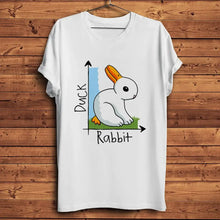 T-shirt blanc col rond manches courtes unisexe avec lapin dessiné orange assis sur herbe entre axe duck et rabbit