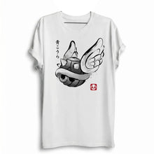 T-shirt blanc en coton avec illustration encre noire et grise d une carapace ailée mario et logo champignon rouge idéal idée cadeau