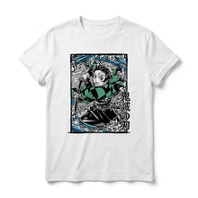 T-shirt demon slayer en coton blanc avec un graphisme détaillé de tanjiro kamado en noir vert et bleu