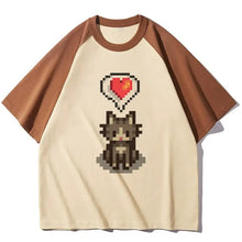 T-shirt stardew valley crème à manches raglan marron avec un chat pixel art tenant un cœur rouge