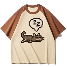 T-shirt stardew valley crème à manches raglan marron avec graphisme pixel art d un chat endormi sur la poitrine
