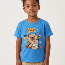 T-shirt coton enfant capybara bleu avec capybara cartoon tenant un poisson entouré d aliments et d étoiles