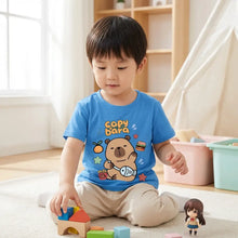 T-shirt coton enfant capybara bleu avec motif cartoon capybara tenant des poissons entouré d aliments colorés