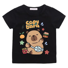 T-shirt coton enfant capybara noir avec imprimé coloré d un capybara tenant un poisson entouré d aliments et d étoiles