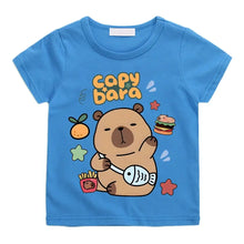 T-shirt enfant capybara bleu en coton avec illustration capybara cartoon tenant des poissons entouré d aliments et étoiles