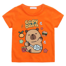 T-shirt coton enfant capybara orange avec illustration de capybara tenant un poisson entouré d aliments et d étoiles