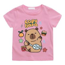 T-shirt coton enfant capybara rose avec capybara cartoon tenant un poisson entouré de nourriture et étoiles