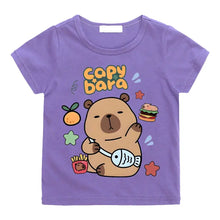 T-shirt coton enfant capybara violet avec capybara cartoon tenant un poisson entouré d aliments et d étoiles
