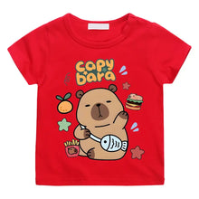 T-shirt coton enfant capybara rouge avec capybara cartoon tenant un poisson entouré de nourriture et étoiles